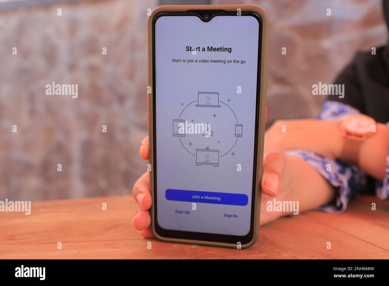 Surabaya, Indonésie - 20 mai 2021 : smartphone portable avec application zoom. Banque D'Images