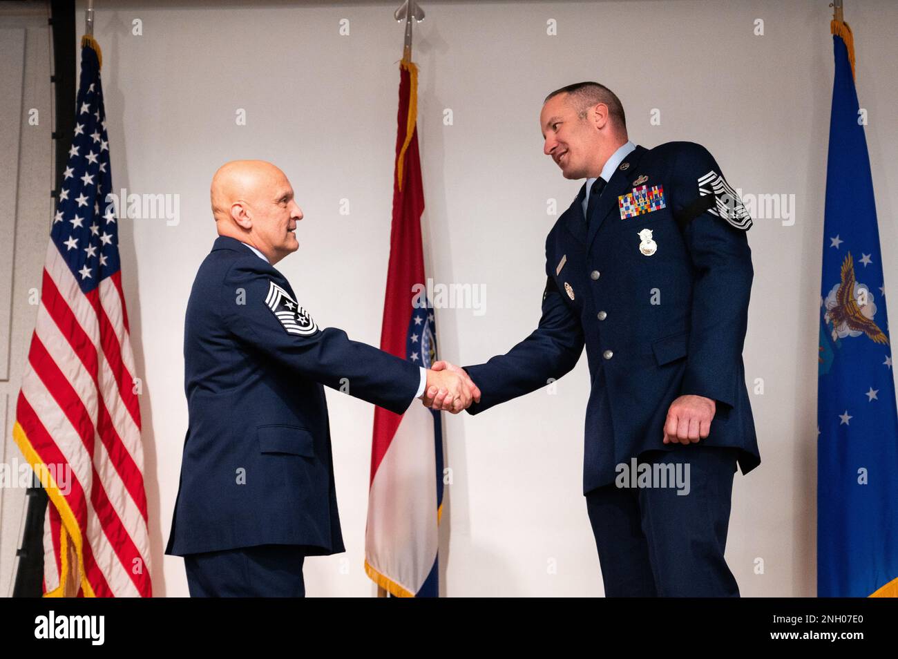 ÉTATS-UNIS Le Sgt Thomas Triplett, chef de commandement de la Force aérienne, 139th sergeant chef de commandement de l'aile de transport aérien, Missouri Air National Guard, pièces nouvellement promues aux États-Unis Le Sgt Nicholas Borgmeyer, chef de la Force aérienne, 139th escadron des forces de sécurité, à la base de la Garde nationale aérienne de Rosecrans, le 3 décembre 2022. Le sergent-chef est le rang le plus élevé possible pour le personnel enrôgé aux États-Unis Force aérienne. Banque D'Images