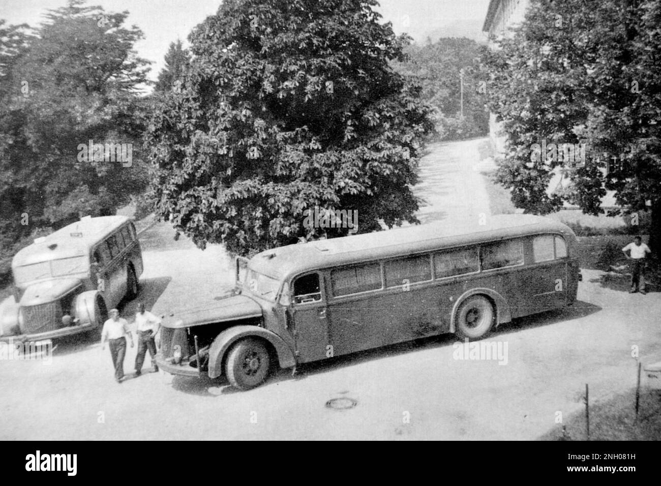 Action T4 bus pour le transport au centre d'euthanasie de Hartheim. L'action T4 a été la campagne nazie de tuer des personnes considérées comme « incurablement malades », ce qui signifie en réalité des personnes souffrant de troubles psychiatriques et de l'aliénation mentale. Entre 275 000 et 300 000 personnes ont été tuées dans des hôpitaux psychiatriques en Allemagne et en Autriche, en Pologne occupée et au protectorat de Bohême et de Moravie (aujourd'hui République tchèque). Cette image montre l'un des bus utilisés pour transporter les victimes jusqu'à leur lieu de mort stationné au Centre d'euthanasie d'Hadamar. Photo https://commons.wikimedia.org/w/index.php?curid=41046683 Banque D'Images