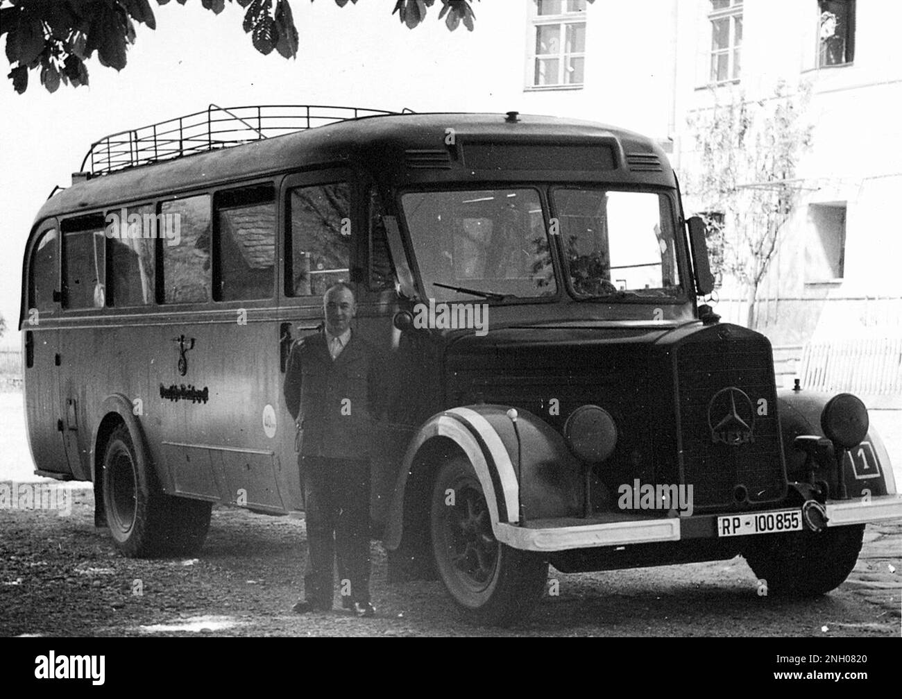 Action T4 bus pour le transport au centre d'euthanasie de Hartheim. L'action T4 a été la campagne nazie de tuer des personnes considérées comme « incurablement malades », ce qui signifie en réalité des personnes souffrant de troubles psychiatriques et de l'aliénation mentale. Entre 275 000 et 300 000 personnes ont été tuées dans des hôpitaux psychiatriques en Allemagne et en Autriche, en Pologne occupée et au protectorat de Bohême et de Moravie (aujourd'hui République tchèque). Cette image montre l'un des bus utilisés pour transporter les victimes jusqu'à leur lieu de mort. Photo https://commons.wikimedia.org/w/index.php?curid=3405322 Banque D'Images