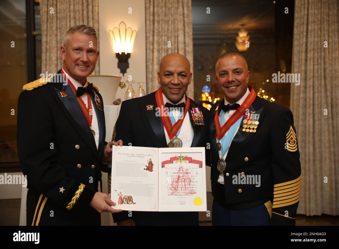 Le commandant Sgt. Seagram porter, 69th commandant de la Brigade d'artillerie de défense aérienne, a été intronisé dans l'ancien ordre de Sainte Barbara pendant la Saint Barbara's social, 3 décembre à l'hôtel Plaza d'El Paso, Texas l'ordre antique de Saint Barbara est décerné à des personnes ayant des engagements de service à long terme avec l'Artillerie, avec un service plus décoré et distinctif que ceux de l'ordre honorable de Saint Barbara. Banque D'Images