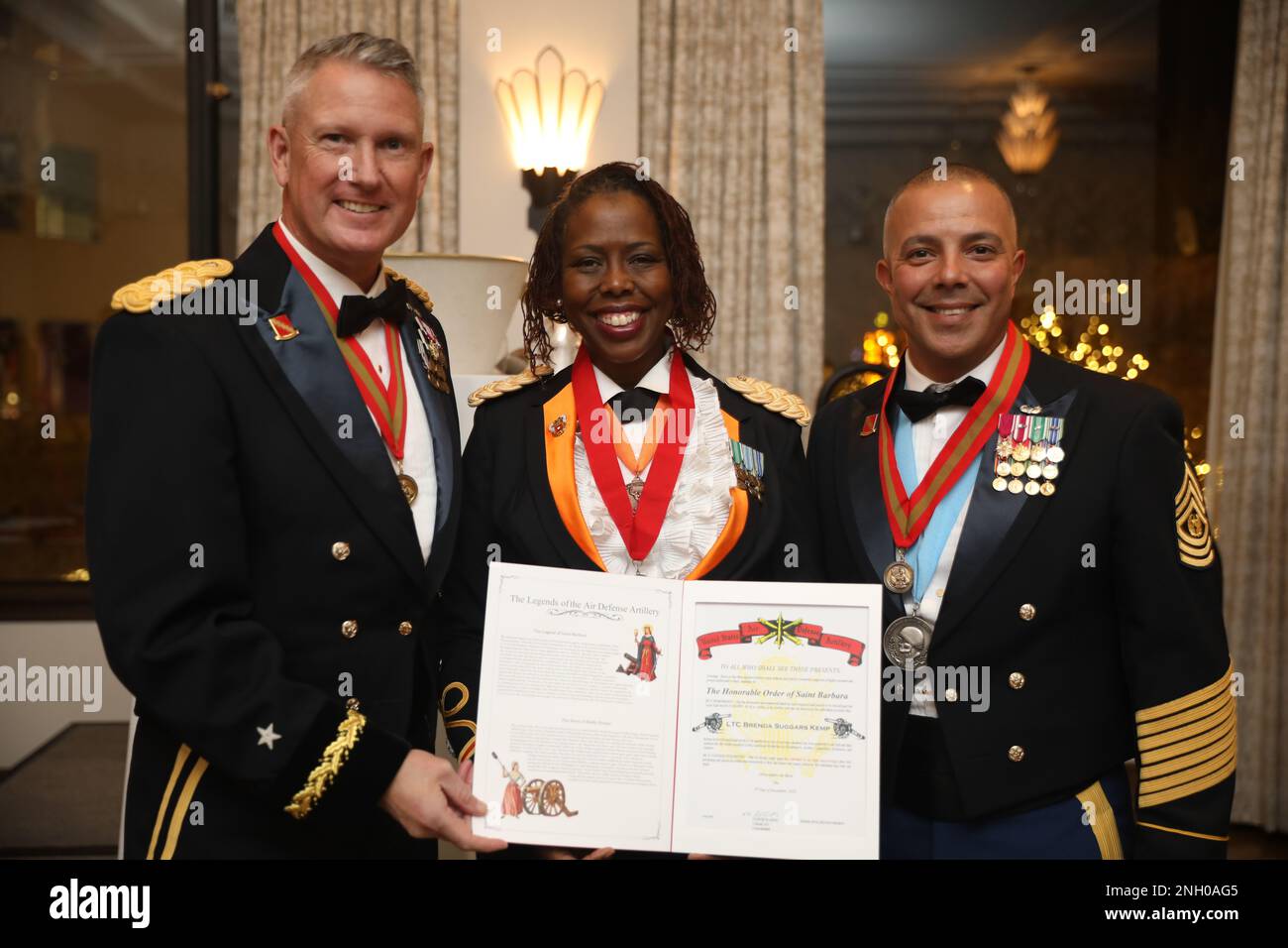 Le lieutenant-colonel Brenda Kemp, G6 ans, 32d AAMDC, a été intronisé à ...