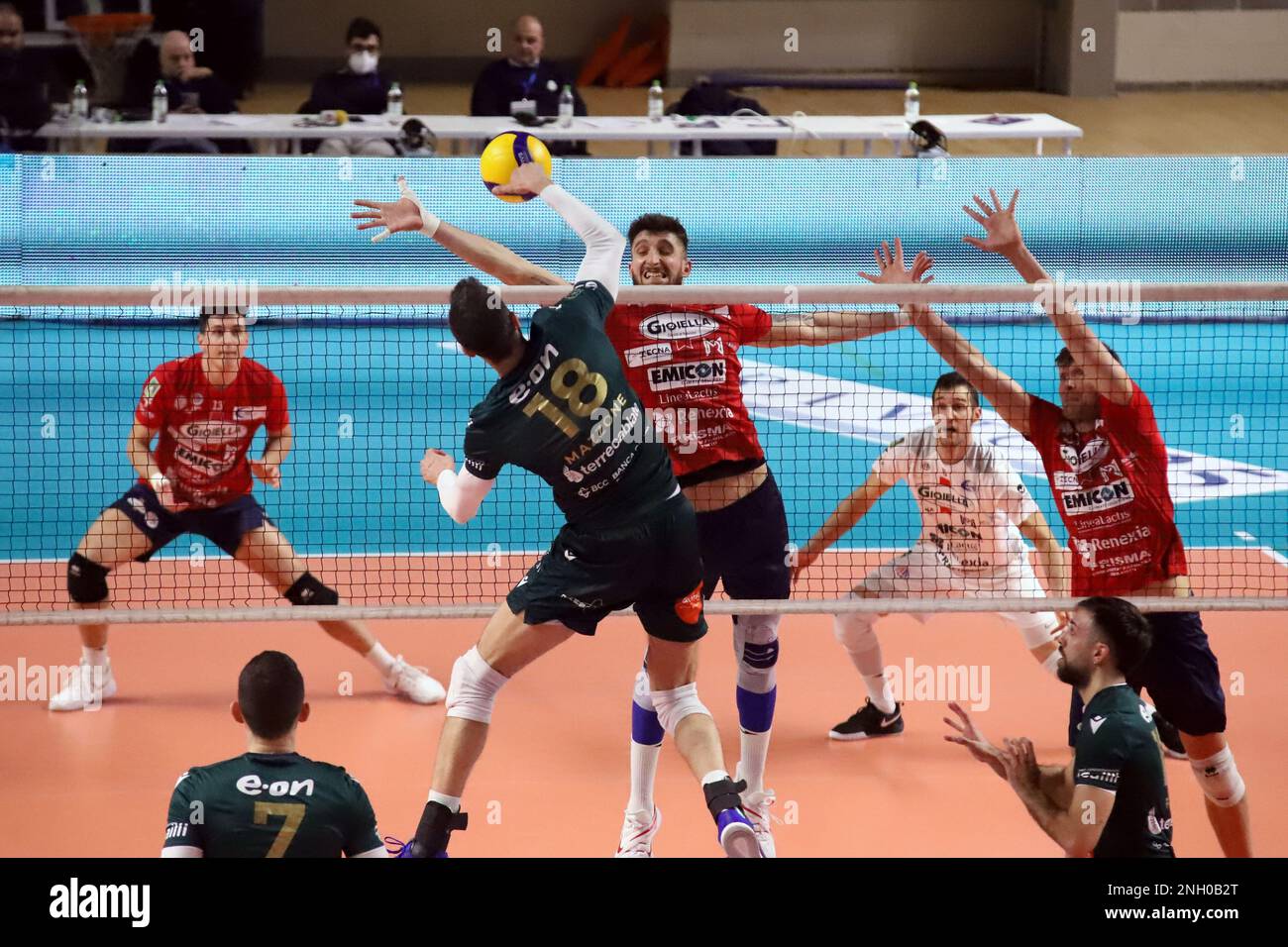 PalaMazzola, Taranto, Italie, 18 février 2023, Daniele Mazzone Emma Villas Sienne en attaque. Pendant Gioiella Prisma Taranto vs Emma Villas Aubay Siena - Volleyball Italien Serie A Men SuperLeague Championship Banque D'Images