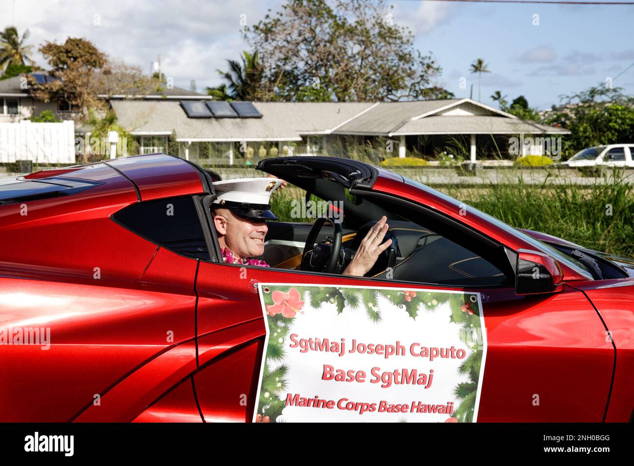 ÉTATS-UNIS Le Sgt. Joseph Caputo, major de sergent, base des Marines à Hawaï, accueille les spectateurs lors de la parade des fêtes de Kaneohe, Kaneohe, Hawaii, 3 décembre 2022. Les dirigeants de la base ont participé à l'événement afin de commencer le début de la saison des fêtes et de renforcer les relations entre la MBH et la communauté locale. Banque D'Images