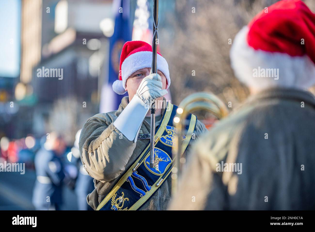 Les soldats et les aviateurs de la Garde nationale de l'Idaho ont eu le privilège et l'honneur de diriger le 3 décembre 2022 à l'avant de la parade des fêtes de Boise. La garde d’honneur conjointe de la Garde nationale de l’Idaho a guidé le défilé avec les drapeaux américains et d’état, suivi de la bande de l’Armée de terre 25th de la Garde nationale de l’Idaho qui a rempli les rues du centre-ville de Boise de musique de Noël. Banque D'Images