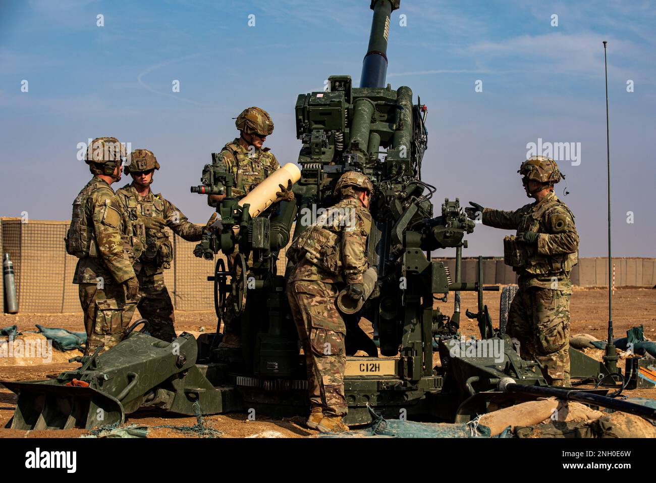 ÉTATS-UNIS Des soldats de l'armée, affectés à Charlie Battery, 1st Bataillon, 134th Régiment d'artillerie de campagne, 37th équipe de combat de la Brigade d'infanterie, Garde nationale de l'Armée de l'Ohio, soutenant la Force opérationnelle interarmées combinée - opération Resolve inhérente, préparent un Howitzer M777 lors d'un exercice de répétition opérationnelle au site de soutien de la mission Conoco, Syrie, 4 décembre 2022. Les forces de la coalition ont mené un exercice opérationnel en utilisant M777 Howitzer en Syrie pour valider les systèmes d'armes et maintenir la compétence et la préparation des équipiers. Ces exercices assurent la capacité continue de la Coalition de soutenir nos forces partenaires et de protéger nos Banque D'Images