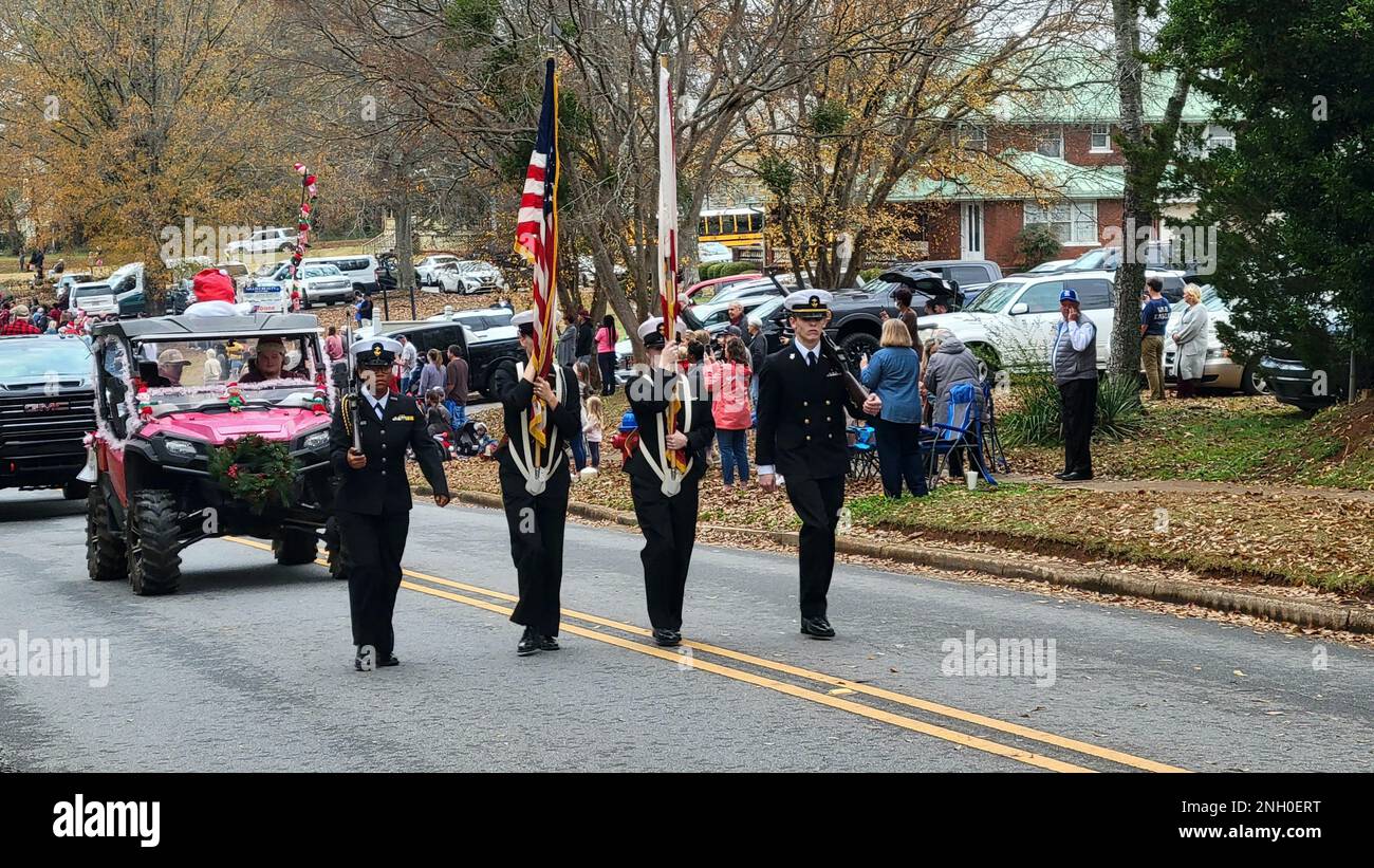 221204-N-LY580-1002 DADEVILLE, Alabama (le 4 décembre 2022) Benjamin Russell High School officiers de la Réserve officiers subalternes membres de la Garde couleur (gauche-droite) Lylaishia Brown, Courtney Burgess, Katherine Taylor et Brennen Luke dirigent le défilé de Noël de la ville de Dadeville. Banque D'Images