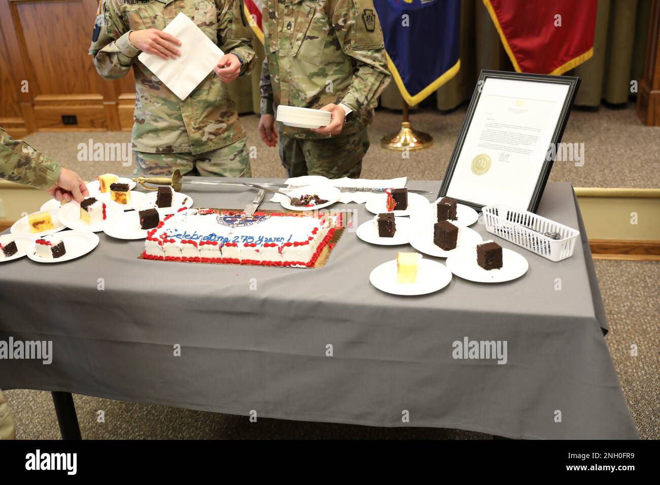 ÉTATS-UNIS Des soldats et des aviateurs observent l’anniversaire de la Garde nationale de Pennsylvanie en 275th au cours d’une cérémonie dans le hall Edward Martin, ici le 4 décembre 2022. La garde nationale de Pennsylvanie remonte à 1747, lorsque Benjamin Franklin a organisé une milice connue sous le nom d'associateurs. L'anniversaire de la Garde nationale de Pennsylvanie est le 7 décembre, mais l'observance a eu lieu pendant un week-end de service pour permettre aux soldats et aux aviateurs de participer. Banque D'Images