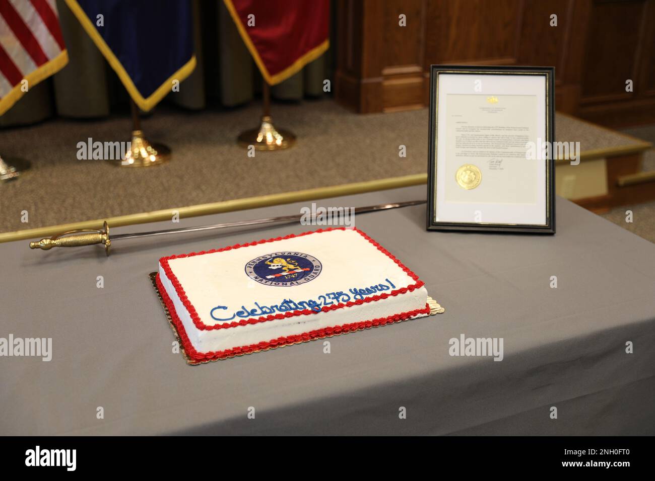 ÉTATS-UNIS Des soldats et des aviateurs observent l’anniversaire de la Garde nationale de Pennsylvanie en 275th au cours d’une cérémonie dans le hall Edward Martin, ici le 4 décembre 2022. La garde nationale de Pennsylvanie remonte à 1747, lorsque Benjamin Franklin a organisé une milice connue sous le nom d'associateurs. L'anniversaire de la Garde nationale de Pennsylvanie est le 7 décembre, mais l'observance a eu lieu pendant un week-end de service pour permettre aux soldats et aux aviateurs de participer. Banque D'Images