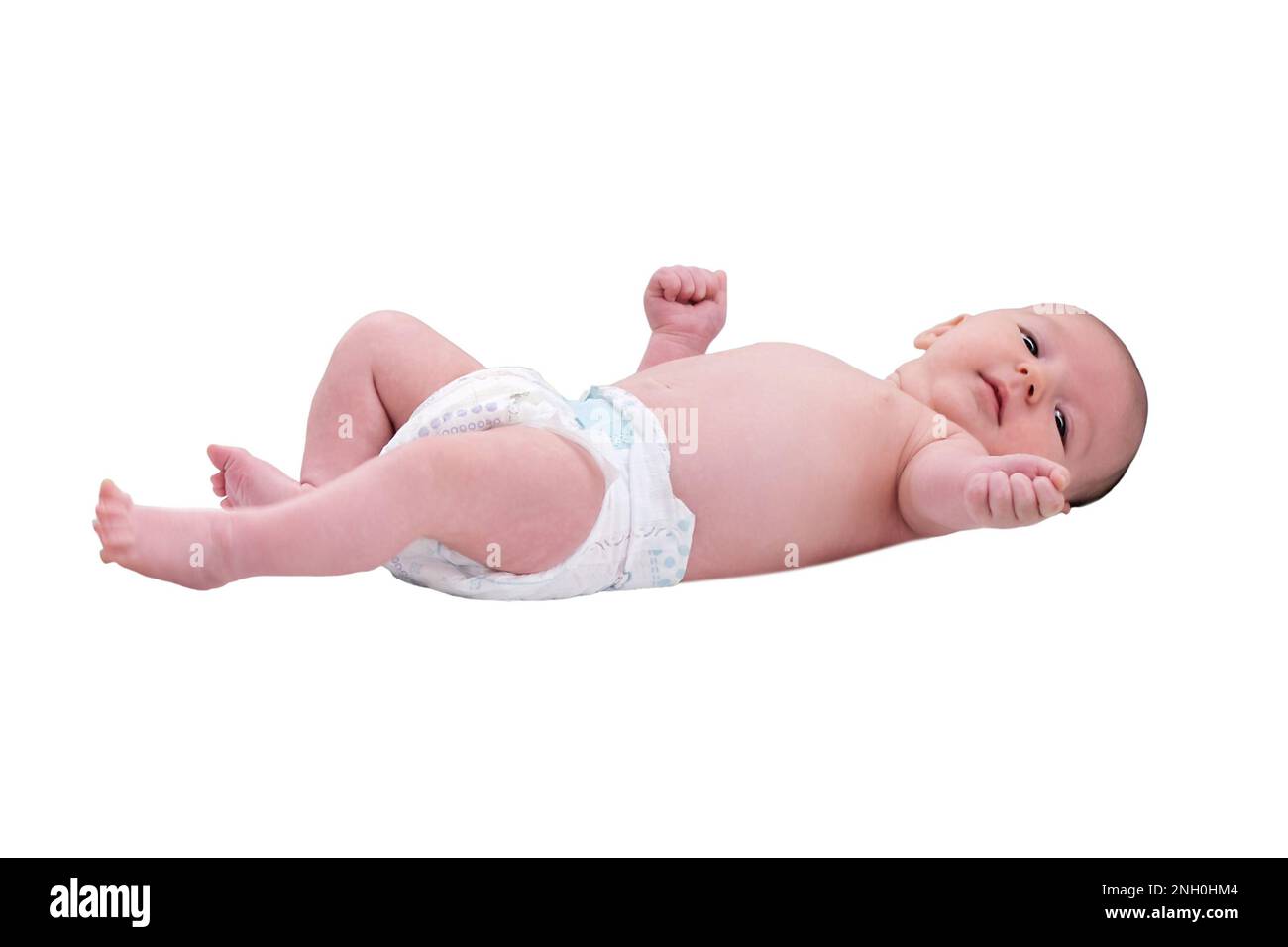 Bébé garçon repose dans une couche sur la table à langer, isolée sur un fond blanc. Enfant heureux changer de vêtements. Enfant âgé de deux mois Banque D'Images