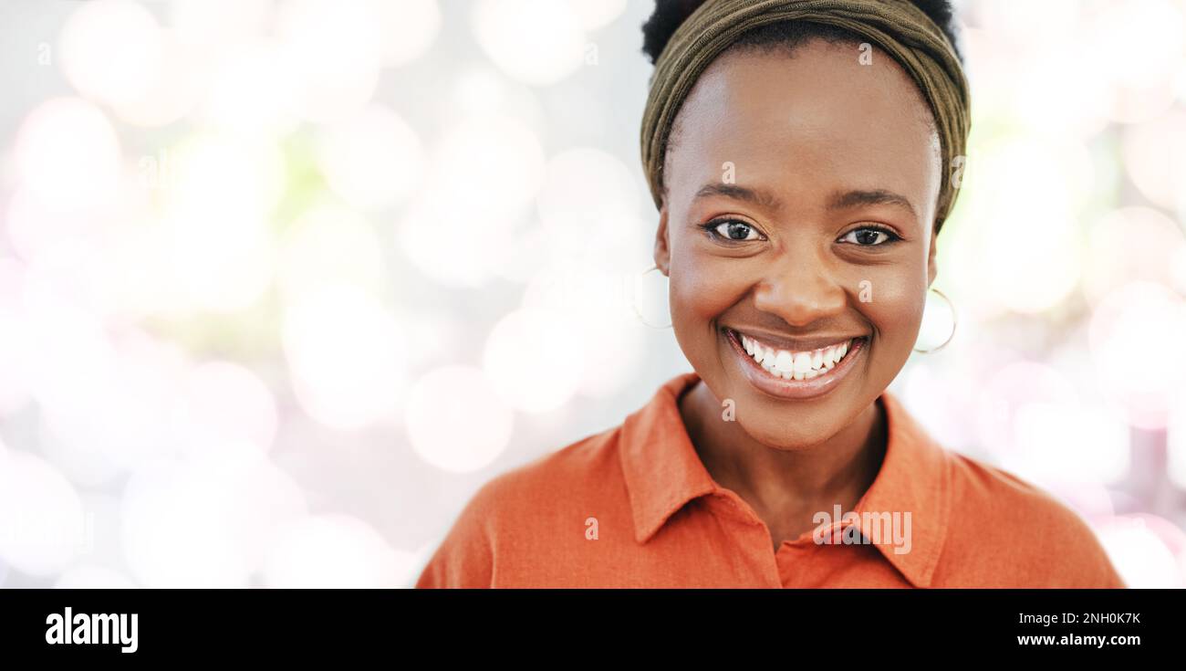 Femme noire d'entreprise, portrait et espace de mockup avec sourire ...
