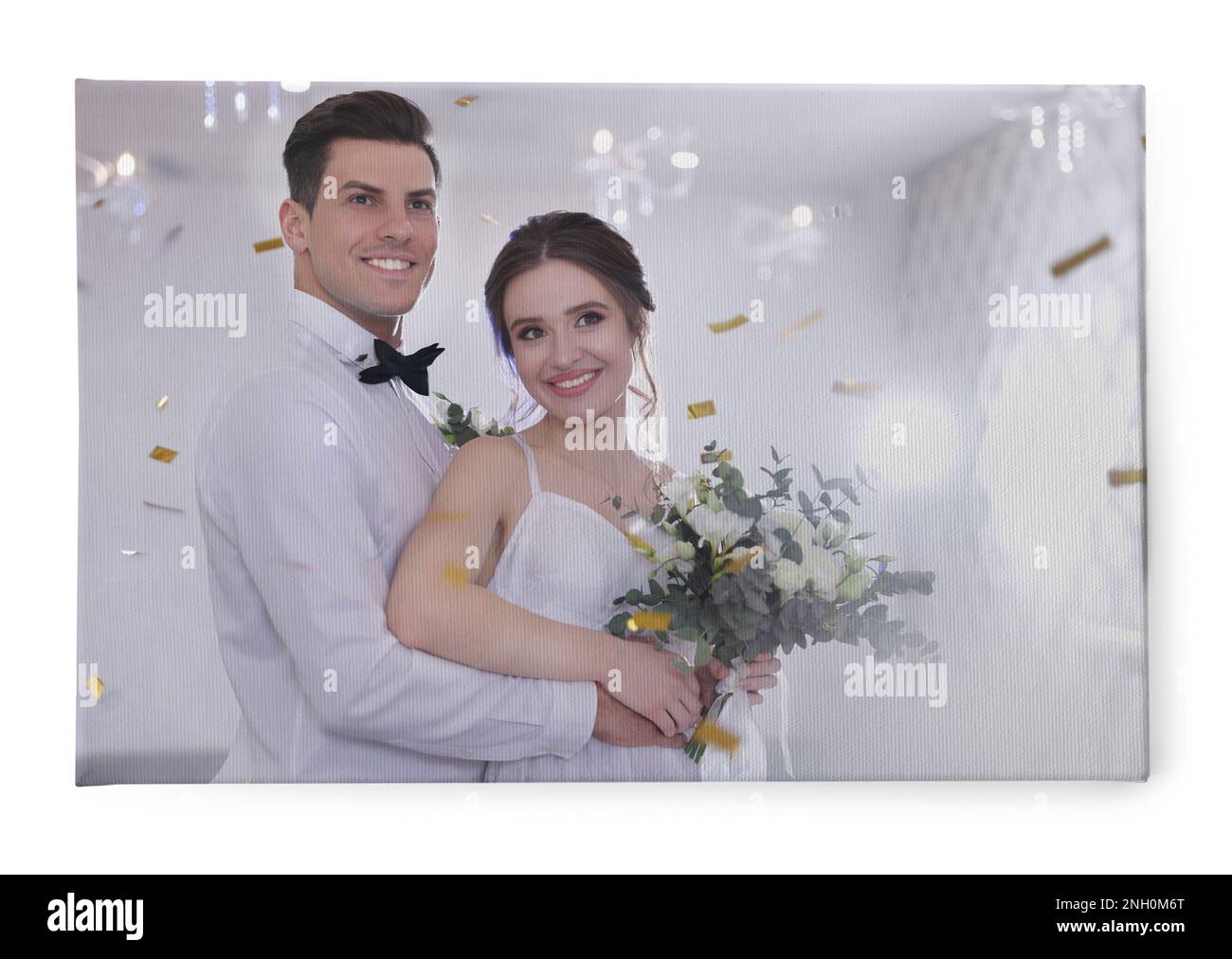 Photo imprimée sur toile, fond blanc. Couple heureux et récemment refait dans le hall des fêtes Banque D'Images
