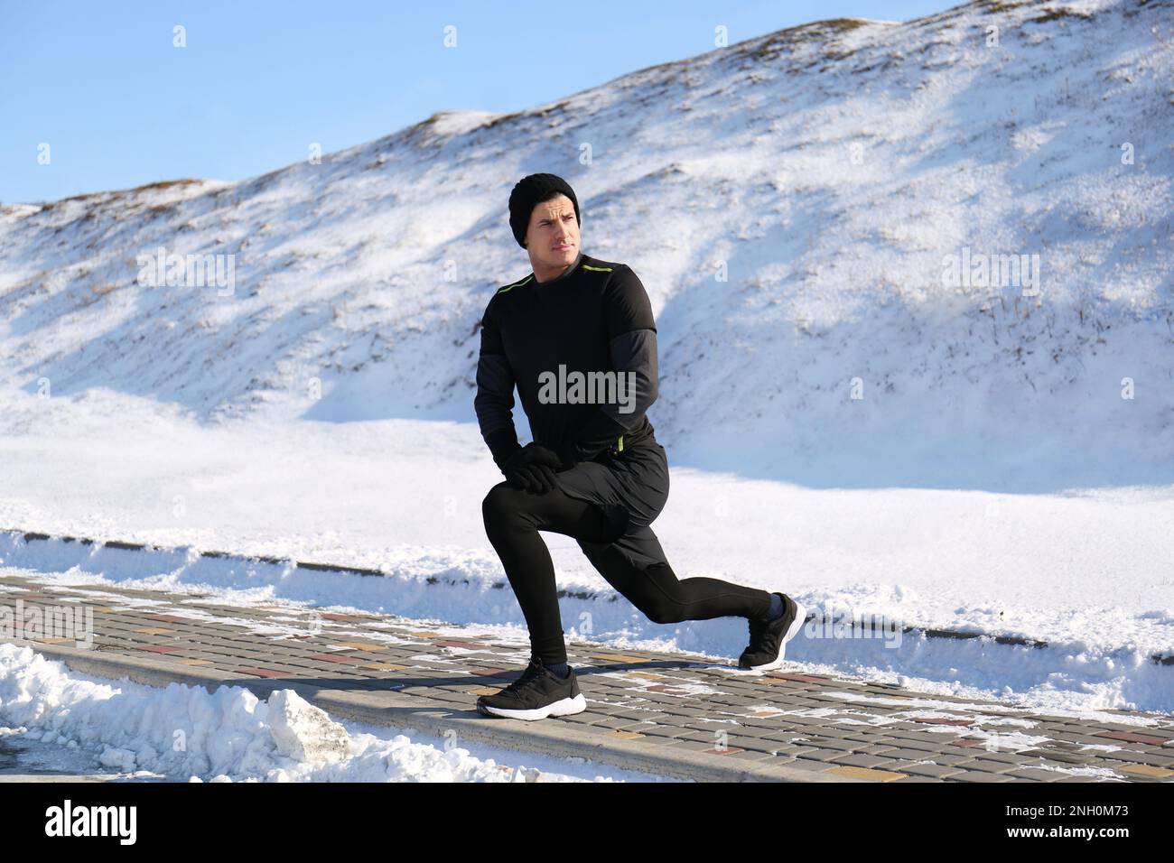 Homme faisant des exercices de sport à l'extérieur le jour d'hiver Banque D'Images