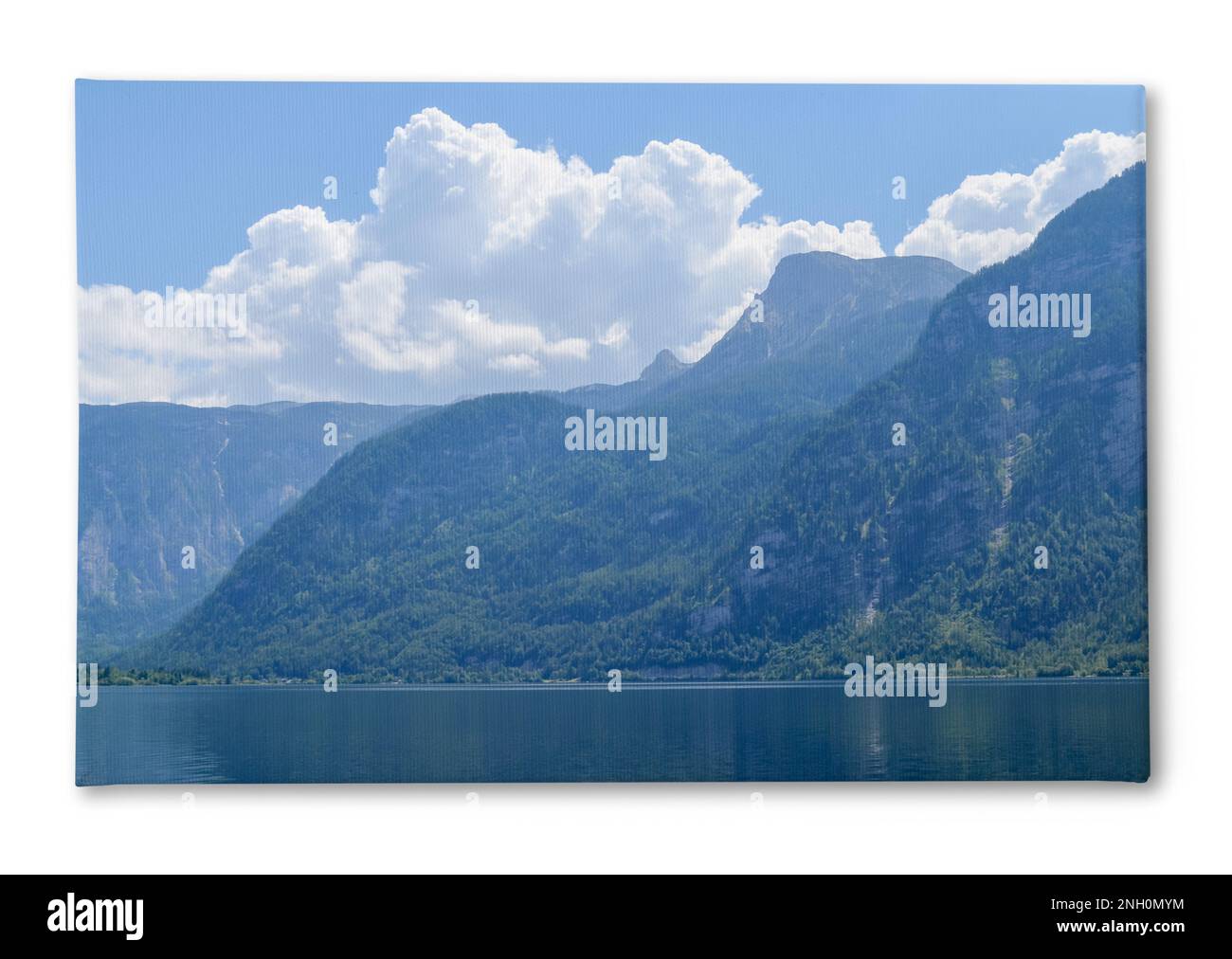 Photo imprimée sur toile, fond blanc. Vue pittoresque sur la rivière et les montagnes par beau temps Banque D'Images