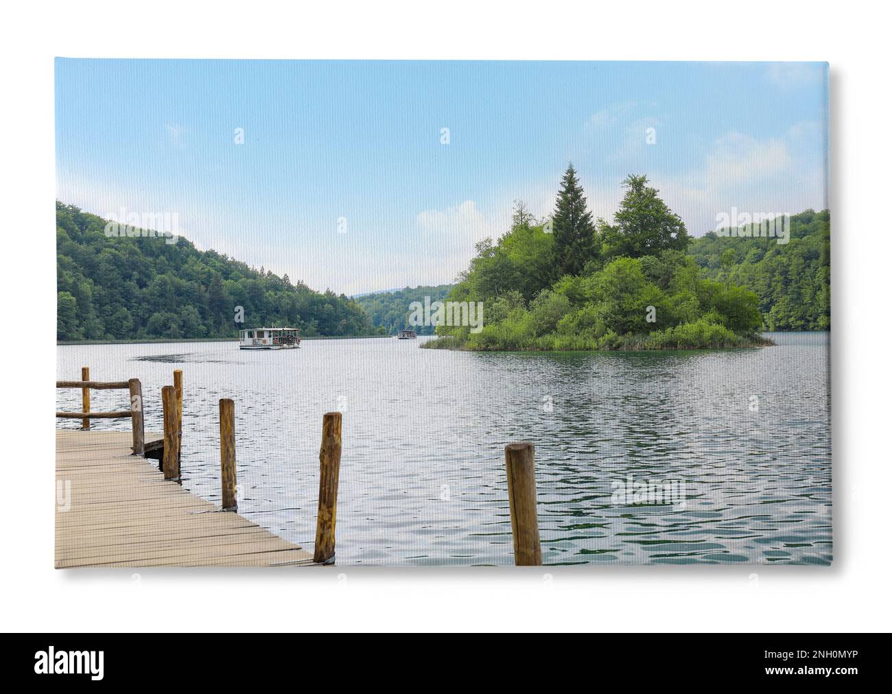 Photo imprimée sur toile, fond blanc. Vue pittoresque sur la belle rivière et les bateaux avec les touristes le jour ensoleillé Banque D'Images