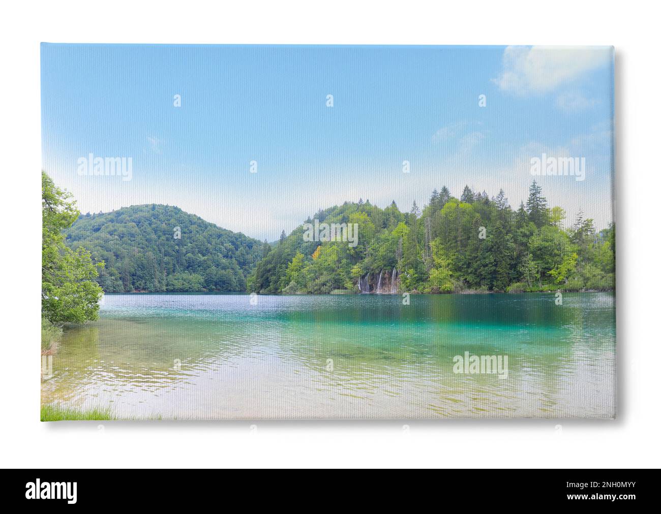 Photo imprimée sur toile, fond blanc. Vue pittoresque sur la rivière et les montagnes par beau temps Banque D'Images