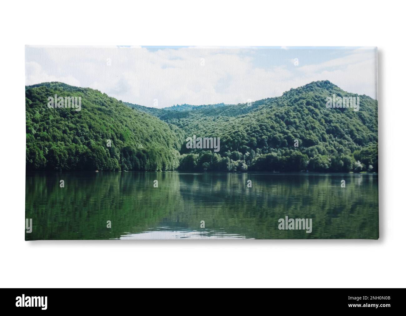 Photo imprimée sur toile, fond blanc. Vue pittoresque sur le magnifique lac entouré par les montagnes par beau temps Banque D'Images