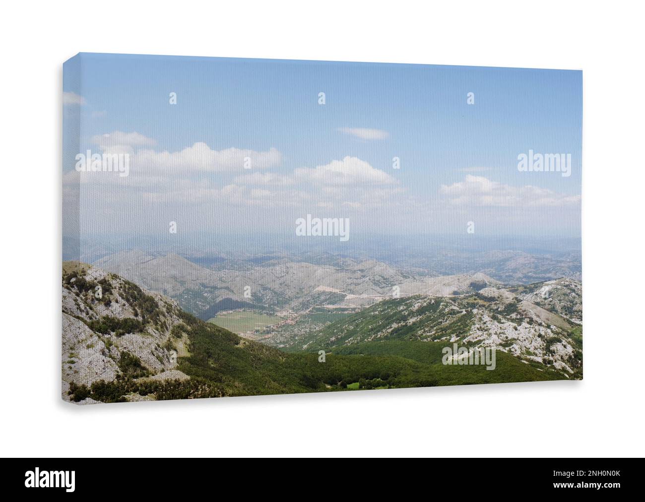 Photo imprimée sur toile, fond blanc. Vue pittoresque sur les magnifiques montagnes par beau temps Banque D'Images