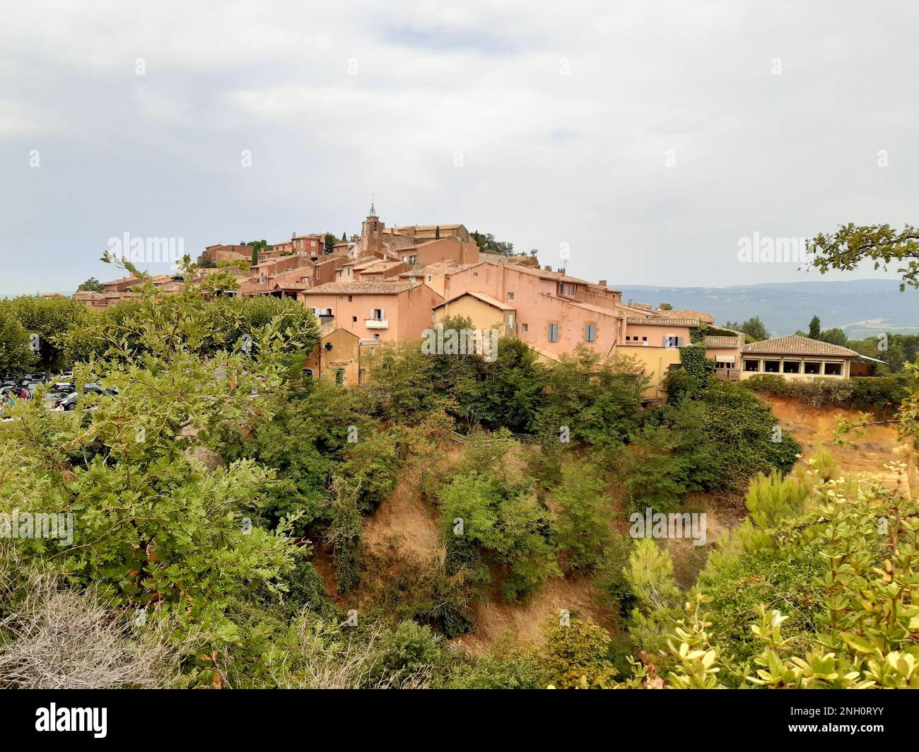 Village de terres d'ocre rouge dans le parc naturel de Rustrel roussillon collines orange dans le sud de la france Banque D'Images