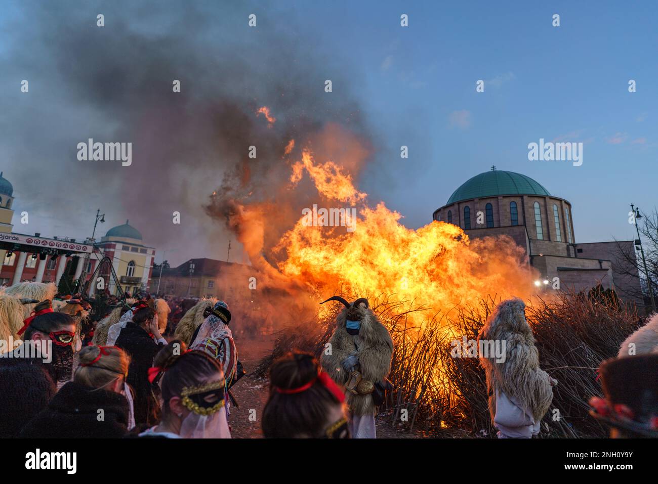 MOHACS, HONGRIE - FÉVRIER 19 : carnaval de Busojaras. Personne non identifiée portant un masque pour les vœux printaniers. 19 février 2023 à Mohacs, Hongrie. Banque D'Images