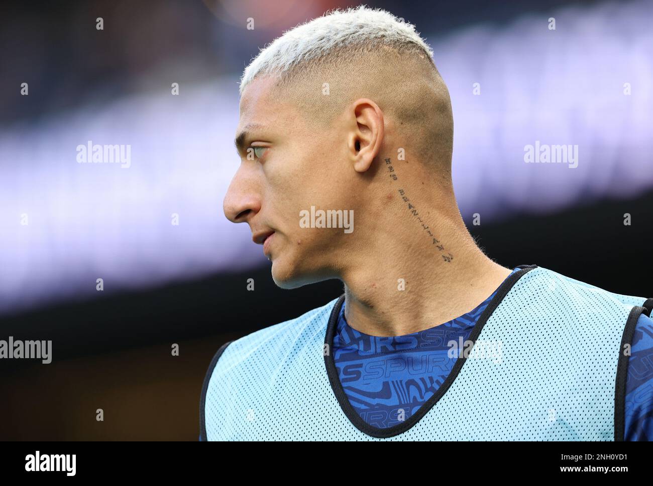 Londres, Royaume-Uni. 19th févr. 2023. Richarlison de Tottenham Hotspur se réchauffe en montrant un tatouage disant "il est brésilien" avant le match de la Premier League au Tottenham Hotspur Stadium, Londres. Le crédit photo devrait se lire: Paul Terry/Sportimage crédit: Sportimage/Alay Live News Banque D'Images