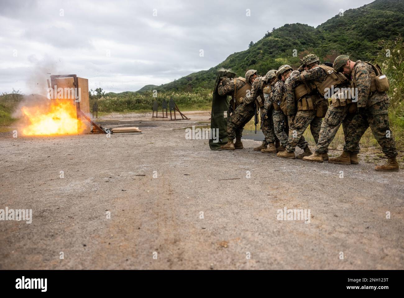 ÉTATS-UNIS Les Marines de l'escadron de soutien de l'escadre Marine (SMSS) 171 ont fait exploser une charge linéaire lors d'un exercice sur le terrain au Camp Schwab, à Okinawa, au Japon, le 5 décembre 2022. Le MWSS-171 a mené cet exercice afin de se familiariser avec les opérations expéditionnaires avancées de base, les opérations de démolition, les opérations urbaines et les différents systèmes d'armes. Banque D'Images