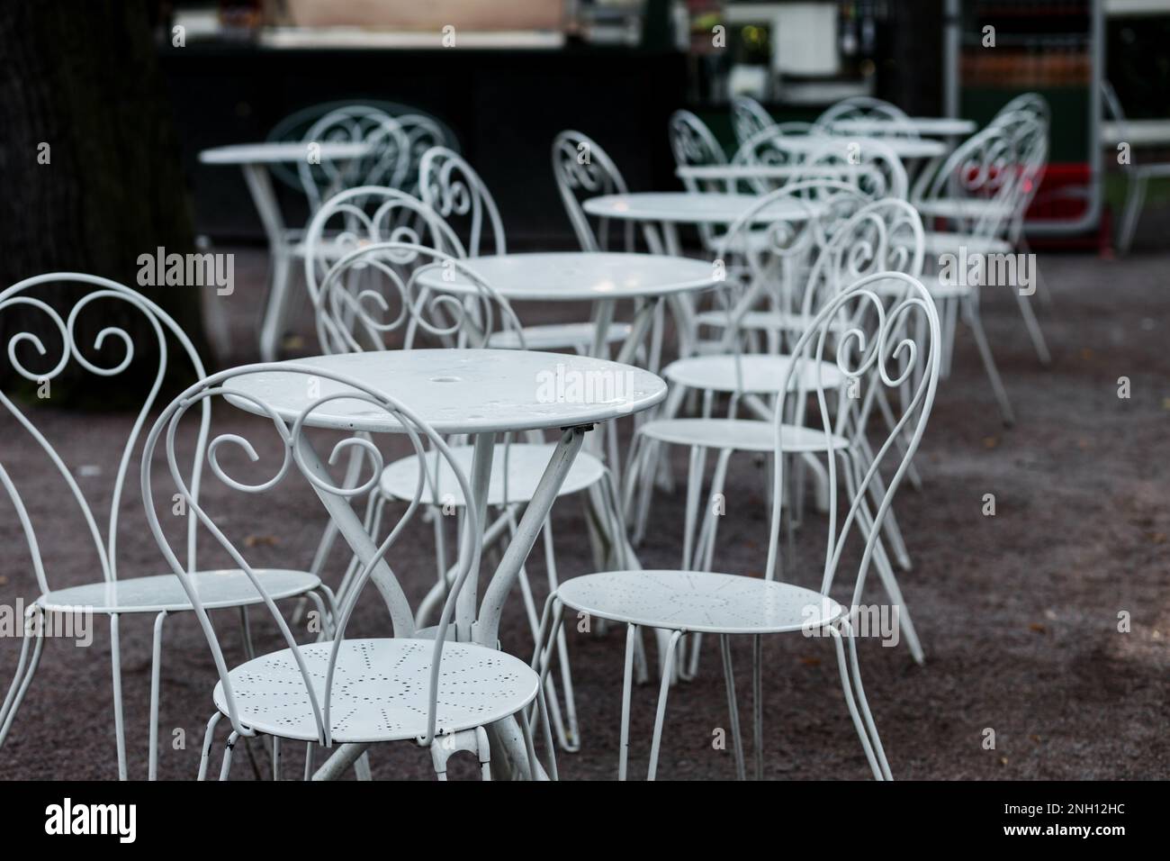 rangée de tables et de chaises de cafétéria en métal. restaurant extérieur en été Banque D'Images