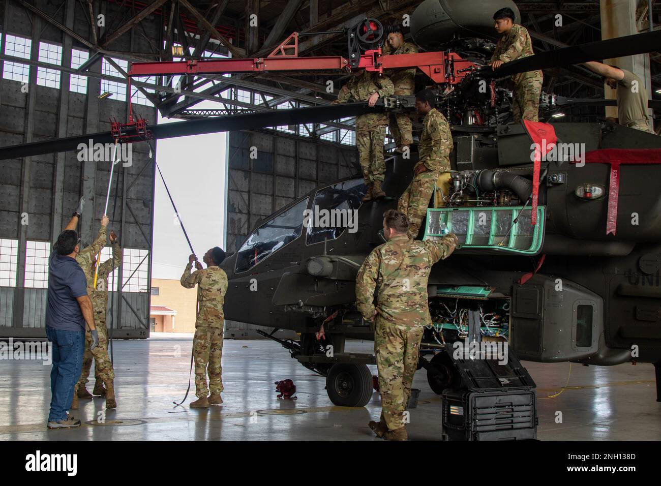 Les soldats affectés à la troupe Delta, 3rd escadron, 17th Cavalry Regiment, 3rd combat Aviation Brigade, 3rd Infantry Division, plient les pales principales du rotor d'un Apache AH-64 lors d'un entraînement de pliage de lame sur l'aérodrome de l'Armée Hunter, le 6 décembre 2022. Les soldats ont mené la formation pour développer leur vitesse et leur compétence afin de maintenir l'état de préparation de l'unité. Banque D'Images