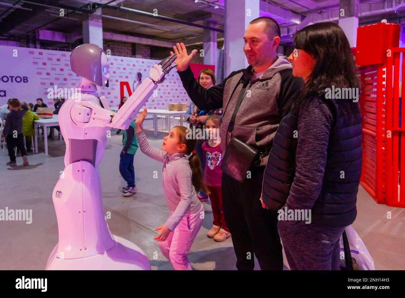 Exposition de robots, Federal Tour MTS Robostations. Les visiteurs avec des enfants interagissent avec les expositions. Russie, Rostov-sur-le-Don - 31 mars 2019 Banque D'Images