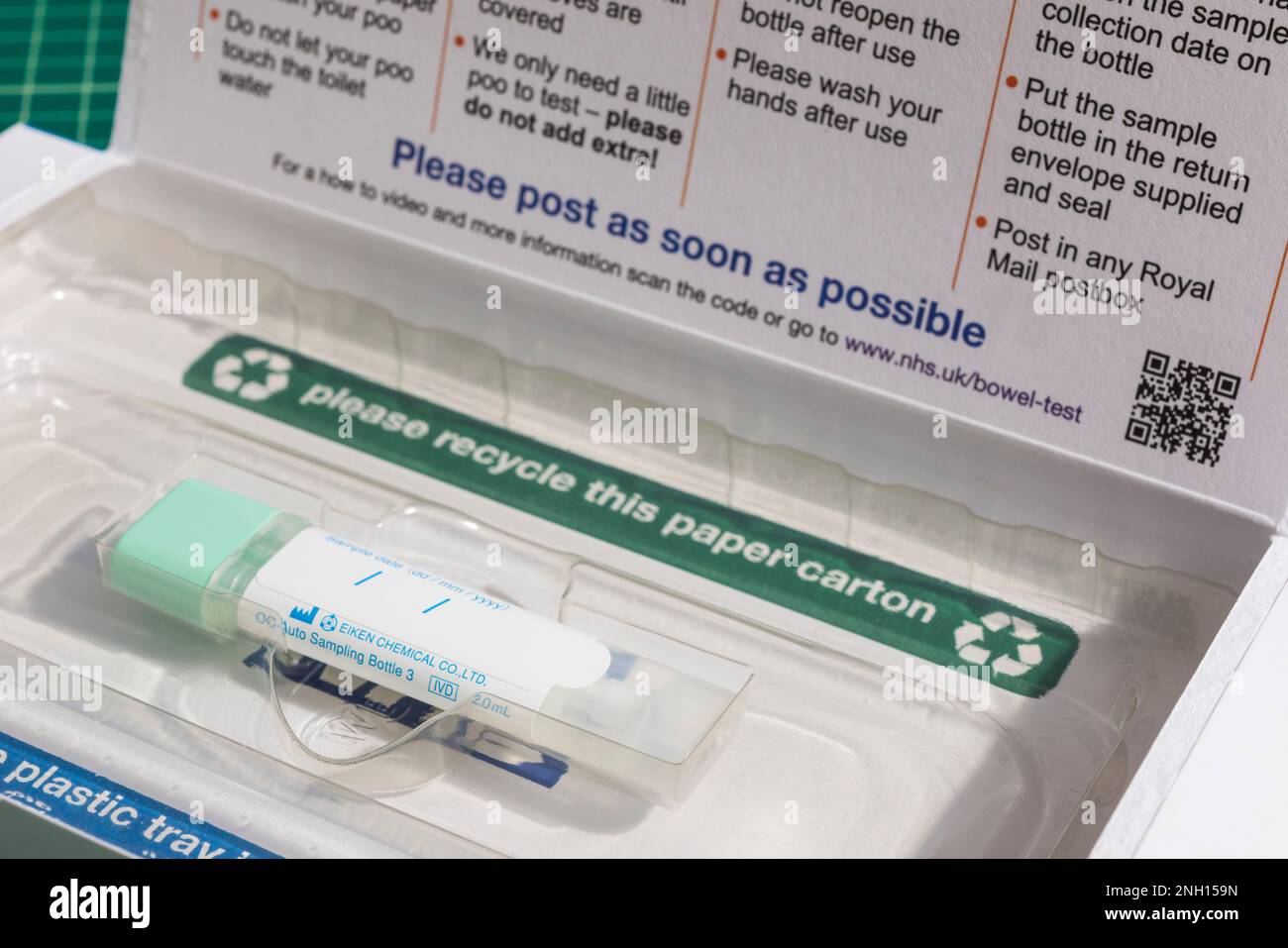 Kit de test NHS pour le cancer de l'intestin. Ce message est envoyé à tous les 60 à 74 ans, tous les deux ans, au Royaume-Uni Banque D'Images