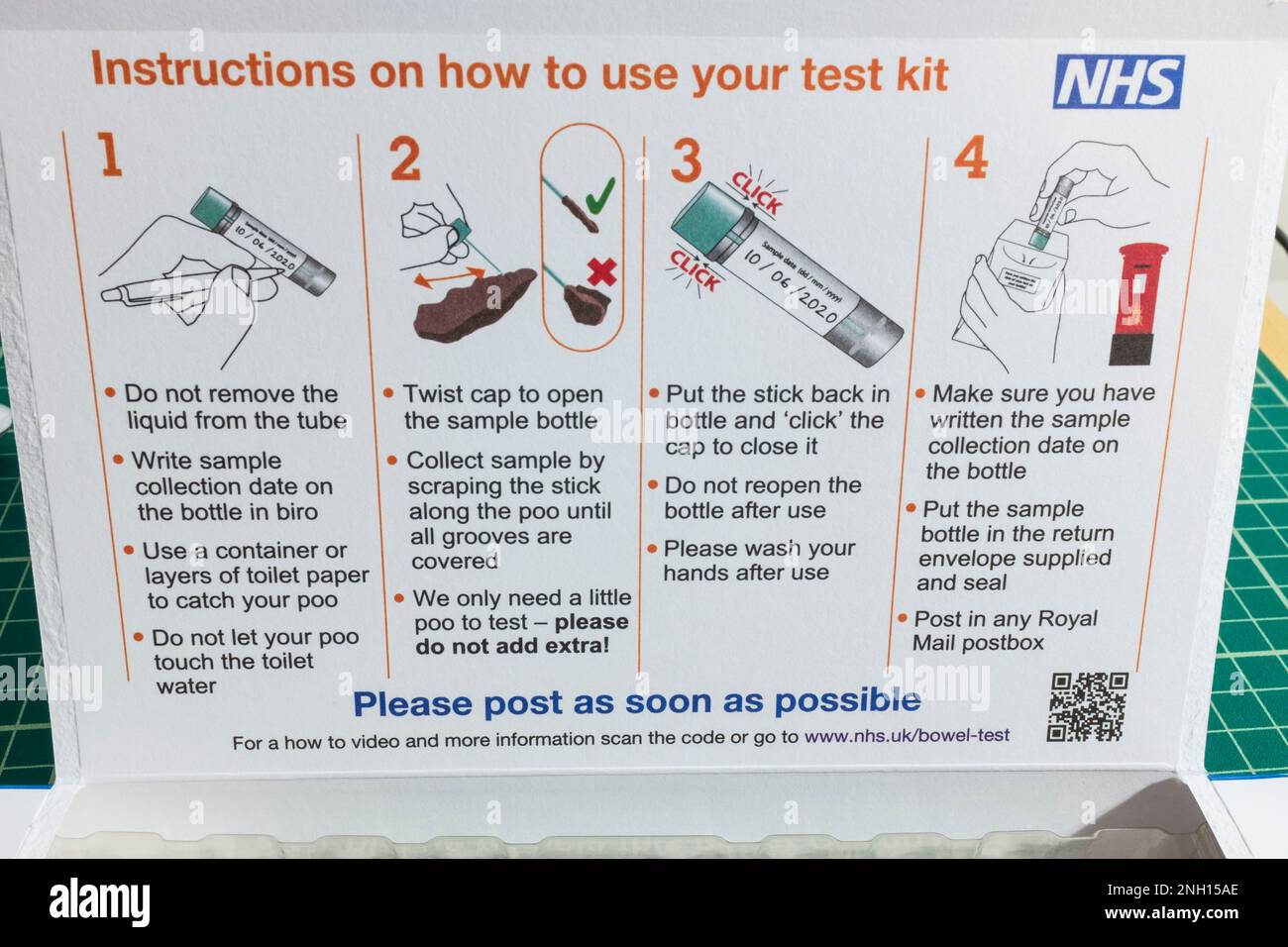 Kit de test NHS pour le cancer de l'intestin. Ce message est envoyé à tous les 60 à 74 ans, tous les deux ans, au Royaume-Uni Banque D'Images
