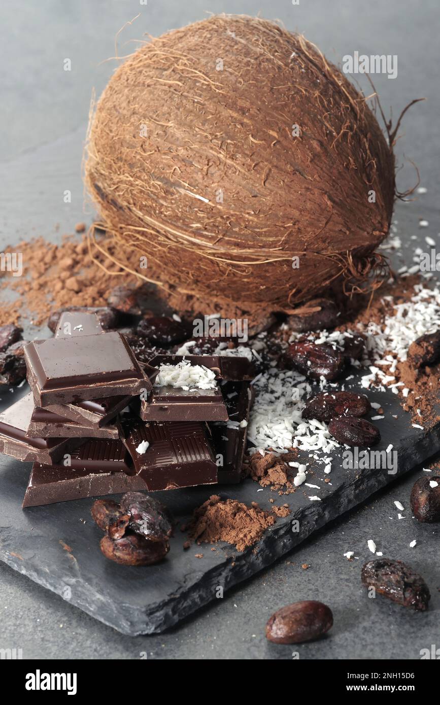 Brisures de chocolat noir et de fèves de cacao et de noix de coco sur la table Banque D'Images