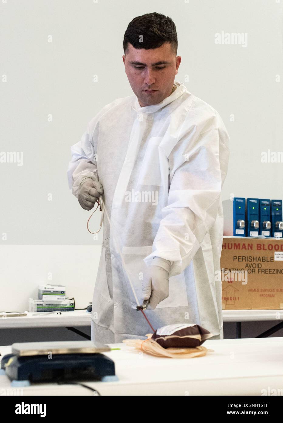 ÉTATS-UNIS Derek Lewis, spécialiste du laboratoire médical du Centre des donneurs de sang de fort Bragg, prépare les dons de sang pour traitement lors d'une collecte de sang du Programme des services armés tenue à la base aérienne de Douvres, Delaware, le 6 décembre 2022. Lewis et d'autres membres de l'équipe de la BDC de fort Bragg en Caroline du Nord se sont rendus à l'AFB de Douvres pour soutenir la collecte de sang ASBP. Banque D'Images