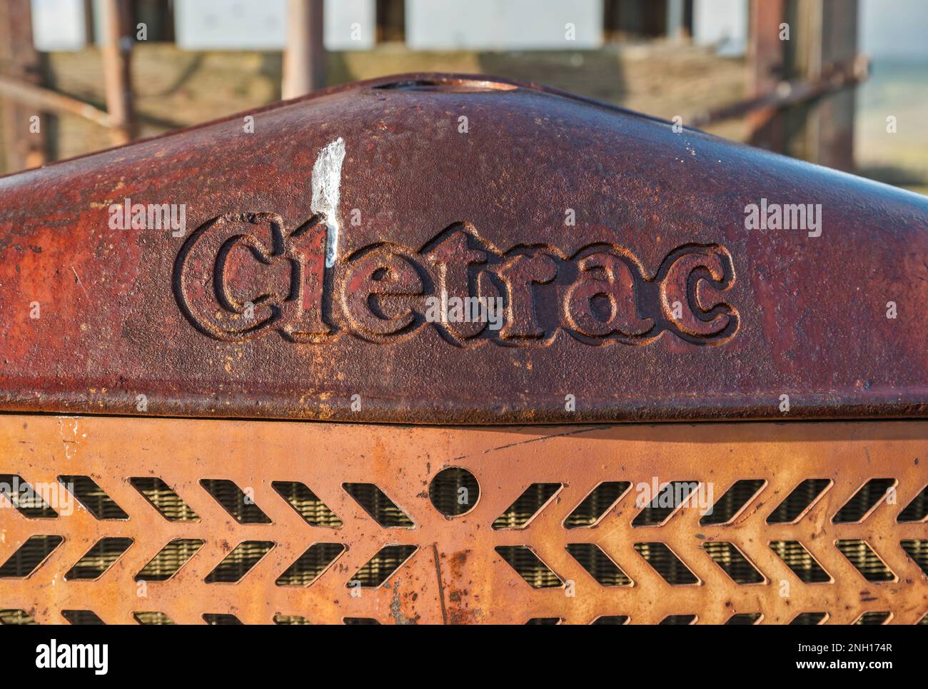 Plaque signalétique de l'ancien tracteur à chenilles Clétrac conservée près du centre d'éducation de Goodwin, dans l'ancien ranch, monument national Carrizo Plain, Californie, États-Unis Banque D'Images
