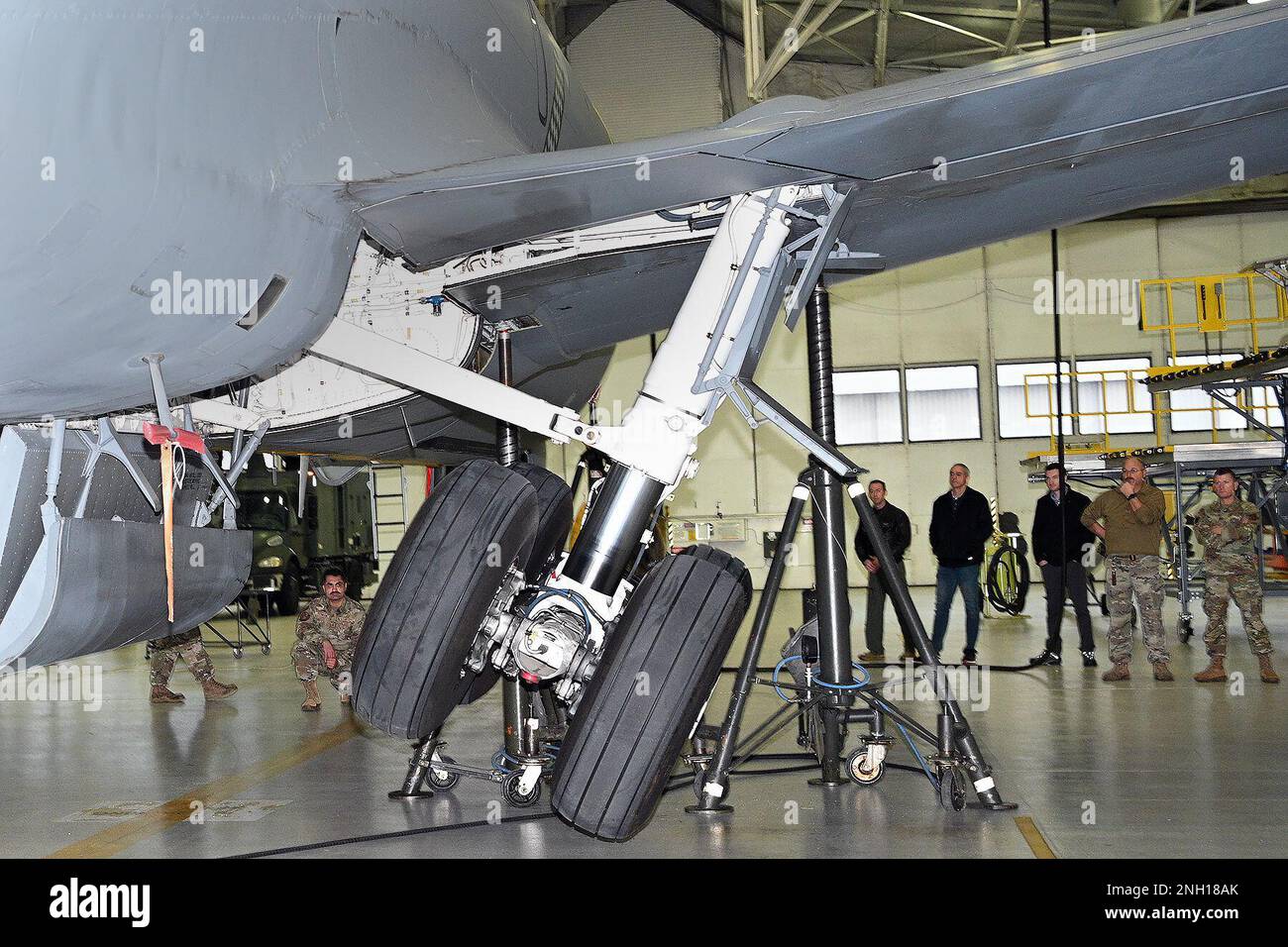 Les aviateurs du groupe de ravitaillement en carburant aérien 127th, Selfridge Air National Guard base (Michigan), effectuent une rotation d'engrenage tout en testant de nouveaux cylindres de centrage de train d'atterrissage sur un KC-135 Stratotanker le 6 décembre 2022. Une équipe de l'Escadron d'essais et d'évaluation du Commandement de la mobilité aérienne, McGuire-dix-Lakehurst (New Jersey), a choisi Selfridge pour tester et observer le personnel d'entretien installer les nouvelles bouteilles et tester le train d'atterrissage tout en faisant reposer l'avion sur des crics. Banque D'Images