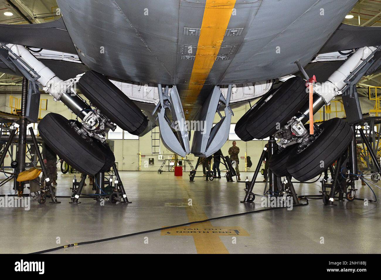 Les aviateurs du groupe de ravitaillement en carburant aérien 127th, Selfridge Air National Guard base (Michigan), effectuent une rotation d'engrenage tout en testant de nouveaux cylindres de centrage de train d'atterrissage sur un KC-135 Stratotanker le 6 décembre 2022. Une équipe de l'Escadron d'essais et d'évaluation du Commandement de la mobilité aérienne, McGuire-dix-Lakehurst (New Jersey), a choisi Selfridge pour tester et observer le personnel d'entretien installer les nouvelles bouteilles et tester le train d'atterrissage tout en faisant reposer l'avion sur des crics. Banque D'Images