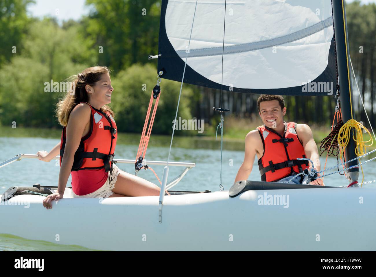 jeune couple insouciant sur bateau à voile Banque D'Images