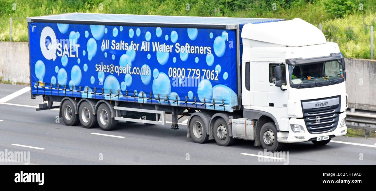 DAF XF 460 camion poids lourd hgv blanc et remorque à rideau articulé bleu pour l'activité QSalt fournisseur de divers sels au Royaume-Uni Banque D'Images