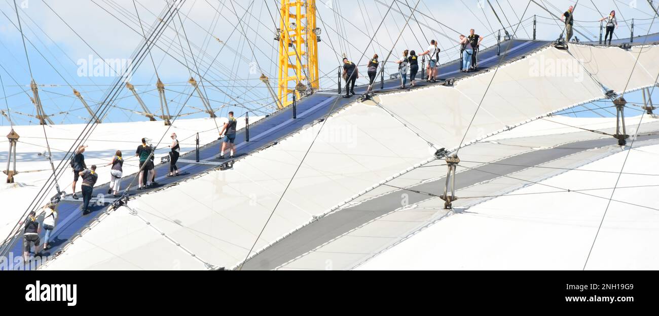 O2 Millennium Arena Dome Skywalk Roof group de clients de randonnée grimpent à O2 personnes sur le toit de l'arène avec le guide de Greenwich Londres Angleterre Royaume-Uni Banque D'Images
