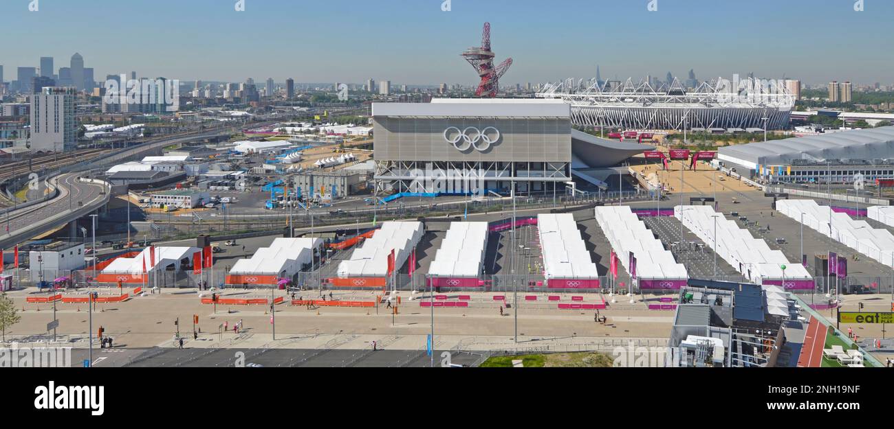 Vue aérienne 2012 Olympic Park rangées de tentes blanches de contrôle de sécurité et de mise à l'épreuve, avec personnel militaire, stades et gratte-ciel de Londres au-delà Banque D'Images