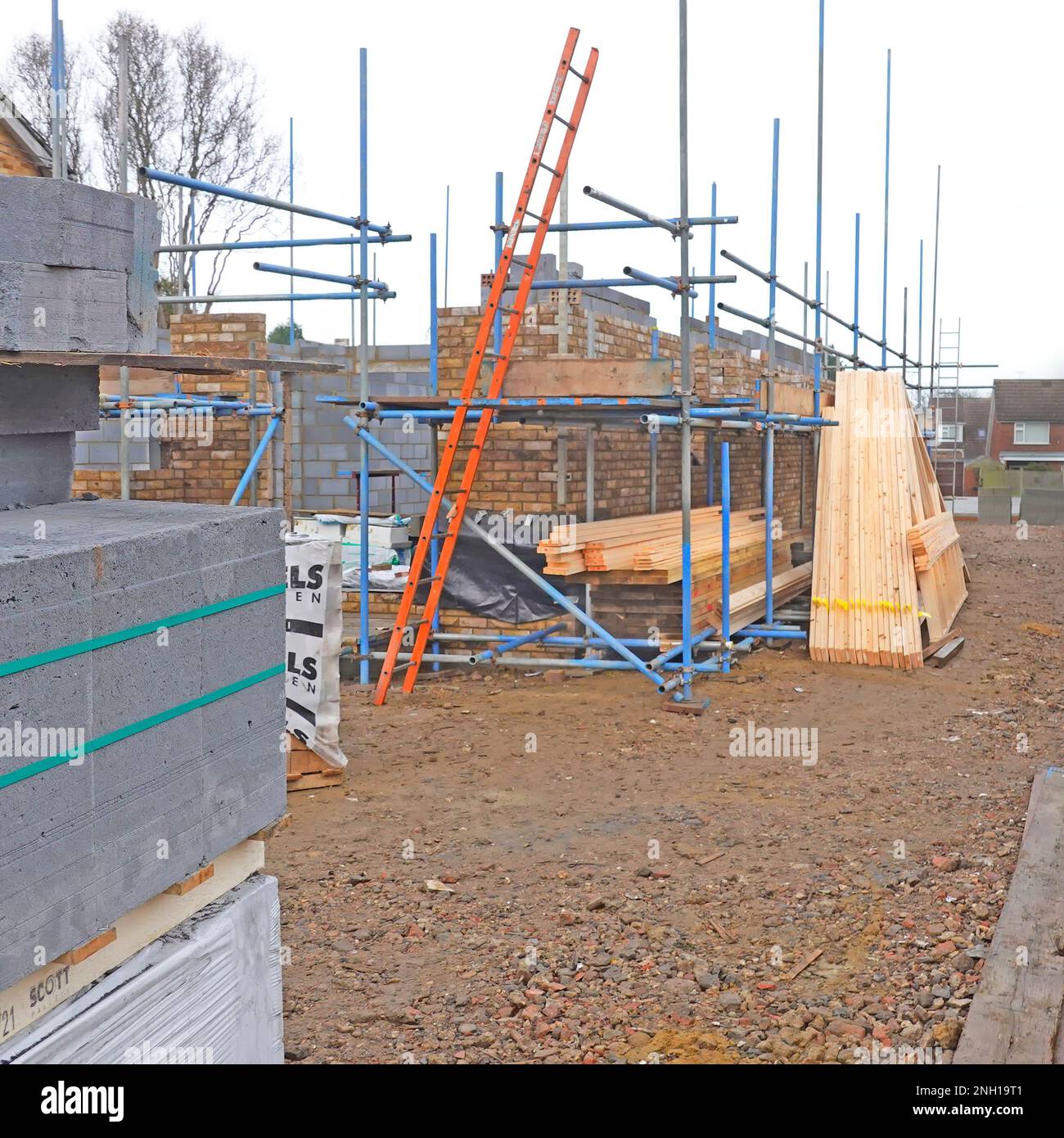 L'usine de fermes de toit préfabriquées et traitées chimiquement hors site est maintenant stockée dans des locaux indépendants de construction de projet en cours Angleterre Royaume-Uni Banque D'Images