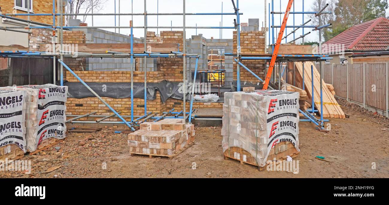 Échelle d'accès au bois en place par un sous-traitant spécialisé en échafaudage pour les briques pour travailler sur des murs de briques extérieurs et de cavités de blocs Angleterre Royaume-Uni Banque D'Images