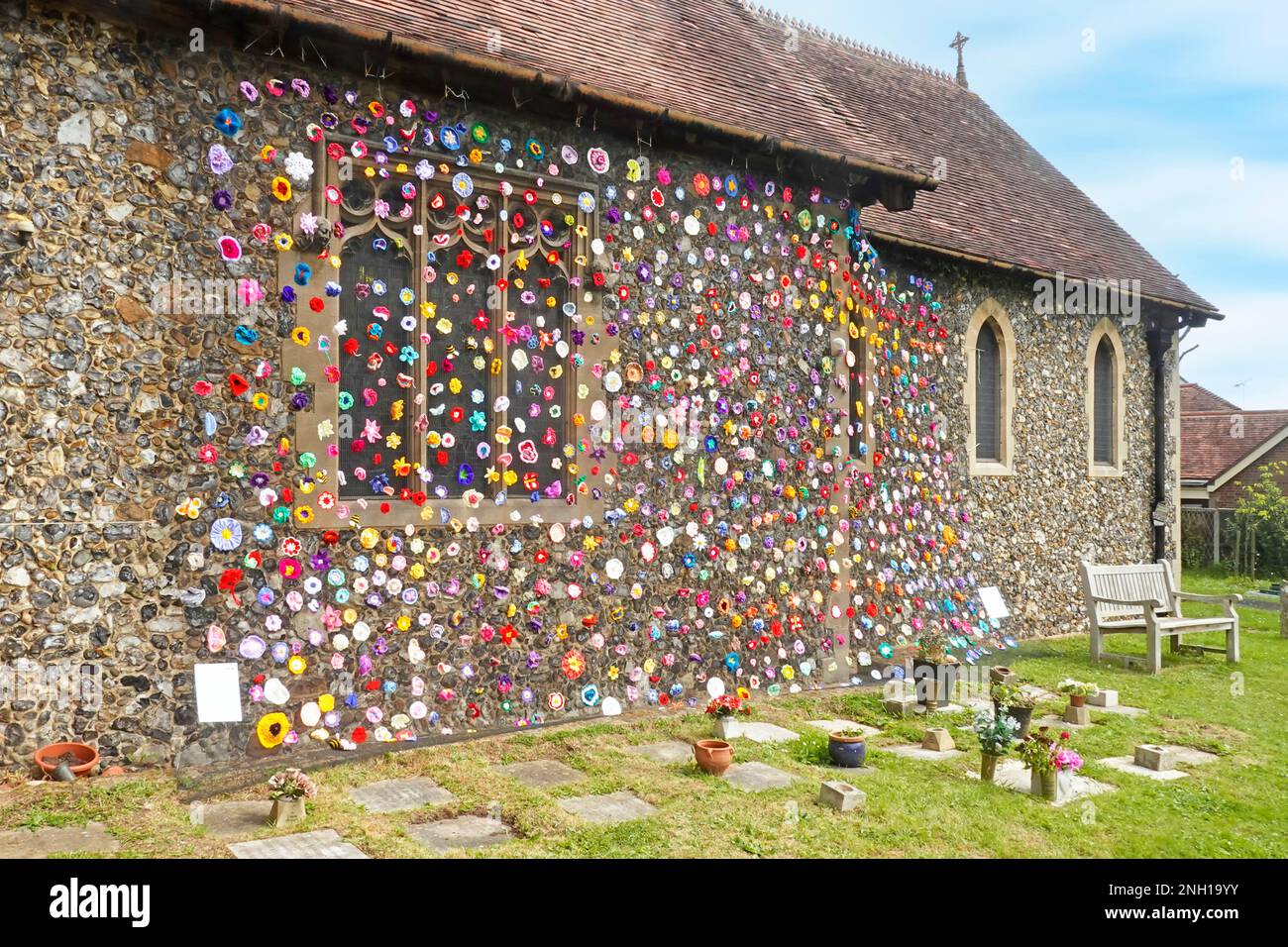 Doddinghurst tous les saints paroissial église faite main fleurs crochet décorant externe pierre de silex mur nef pour village festival de fleur Essex Angleterre Royaume-Uni Banque D'Images