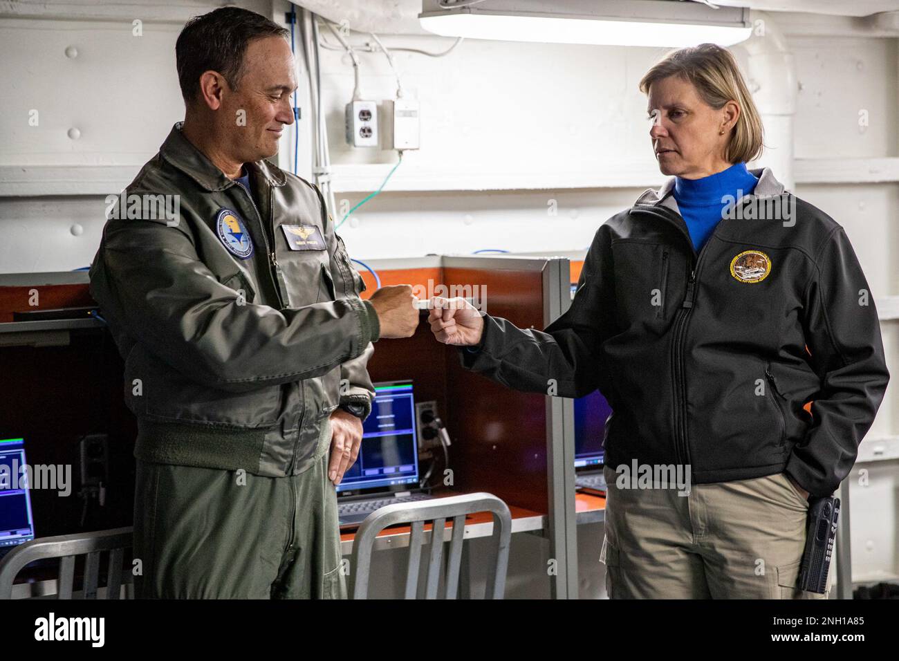 221206-N-DF558-1063 OCÉAN PACIFIQUE (06 décembre 2022) le capitaine Amy Bauernschmidt, à droite, commandant du porte-avions de la classe Nimitz USS Abraham Lincoln (CVN 72), félicite Cmdr. Roger Phelps, a quitté le poste de directeur du programme du Commandement de l'instruction de l'éducation navale (NETC) Ready relevancy Learning (RRL), après une démonstration 3-D du système d'entraînement reconfigurable polyvalent (MRTS) à bord du navire. Abraham Lincoln mène actuellement des opérations de routine dans la flotte américaine 3rd. Banque D'Images