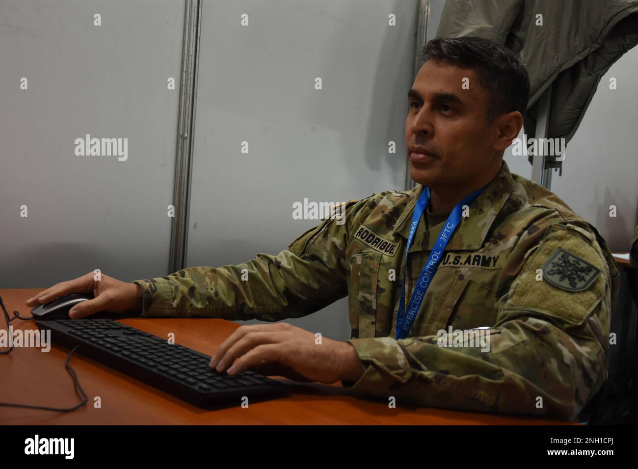 Le lieutenant-colonel Kerman Rodriguez, NRDC-Espagne G1, répond à une demande d'information lors de l'exercice loyal Leda 2022 à Bydgoszcz, en Pologne. L'exercice d'évaluation de la préparation au combat de 10 jours organisé au Centre d'entraînement de la Force interarmées de l'OTAN était un exercice de commandement virtuel, parrainé par le Commandement terrestre allié, au niveau tactique, qui s'est tenu du 30 novembre au 9 décembre. Banque D'Images