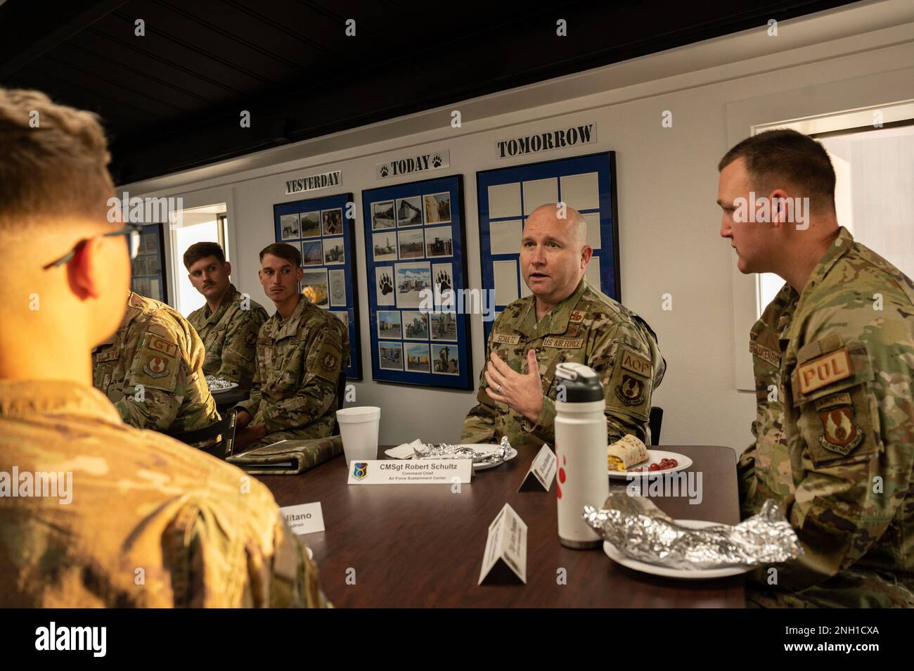 ÉTATS-UNIS Le Sgt Robert Schultz, chef de commandement du Centre de soutien de la Force aérienne, discute avec des aviateurs du Groupe de maintenance du matériel 635th de la base aérienne Holoman, au Nouveau-Mexique, le 6 décembre 2022. Le MMG de 635th est constitué d'un groupe diversifié d'aviateurs hautement formés qui fournissent de l'équipement prêt à la mission pour les déploiements futurs. Banque D'Images