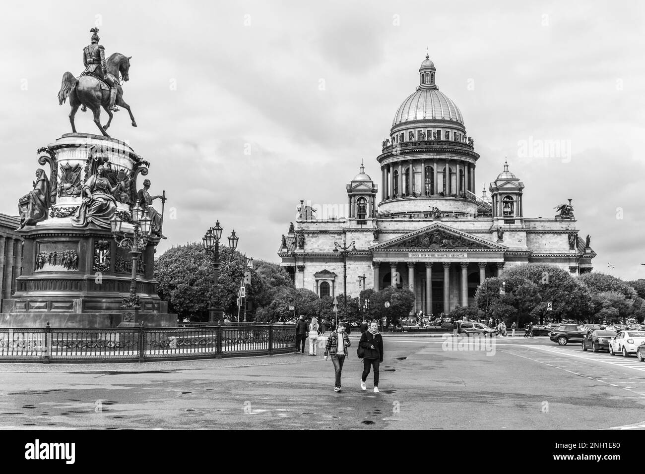 Les gens marchent près de la cathédrale Saint Isaac et du monument à Nicholas le 1st à St. Petersbourg, Russie. Banque D'Images