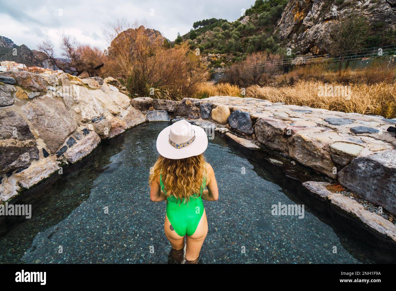 femme avec maillot de bain et chapeau dans les sources chaudes naturelles contre la nature Banque D'Images