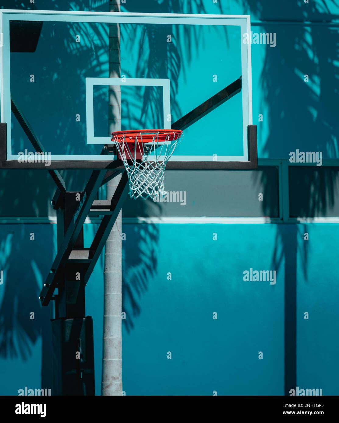 panier de basket-ball et ballon dans le parc wynwood miami Banque D'Images