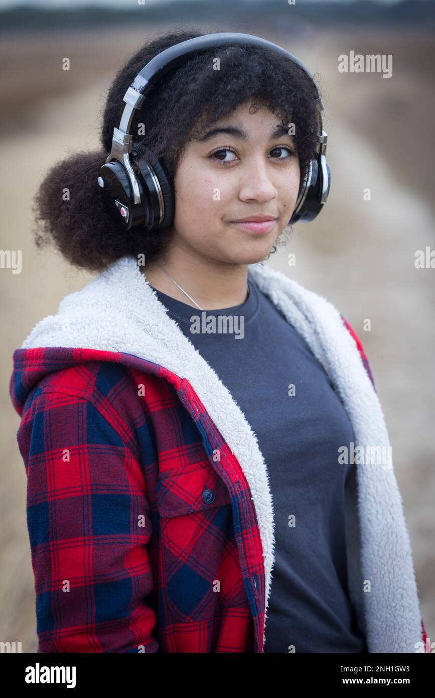 jeune fille biracial portant un casque avec une expression sérieuse Banque D'Images